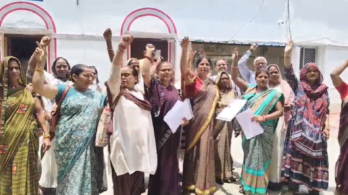 रायबरेली में आशा बहनों का प्रदर्शन, फिक्स सैलरी और राज्य कर्मचारी का दर्जा देने की उठाई मांग